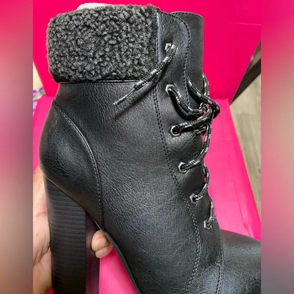 Botas - Picture 2 of 5